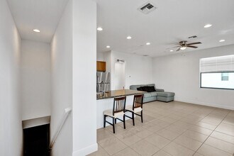 8011 Hobbes Wy in Palm Beach Gardens, FL - Foto de edificio - Building Photo