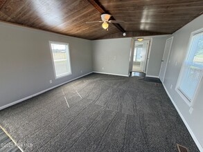 122 Osage Ln in Jacksonville, NC - Foto de edificio - Building Photo