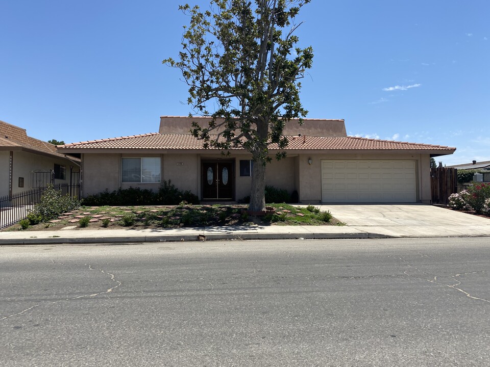 5080 Easton Dr in Bakersfield, CA - Building Photo