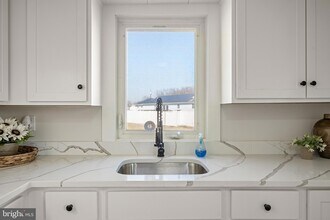 75 S Washington Dr in Pennsville Township, NJ - Foto de edificio - Building Photo