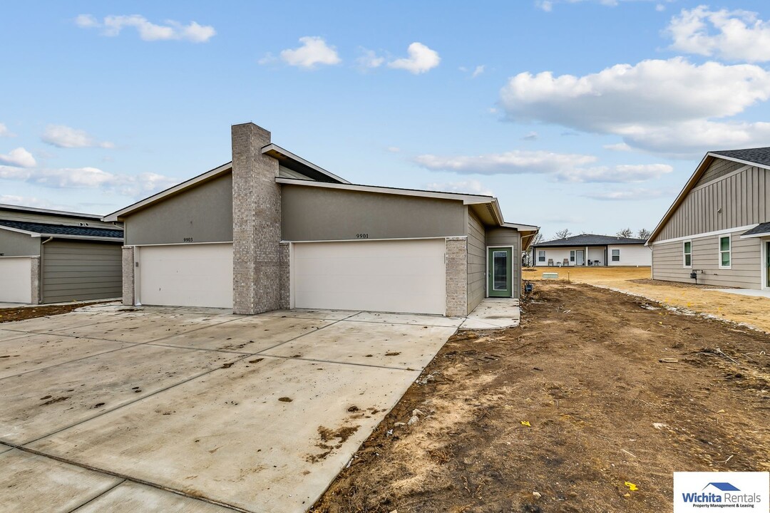 9925 E Annabelle Cir in Wichita, KS - Building Photo