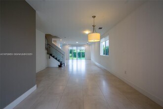 6839 NW 103rd Ave in Doral, FL - Foto de edificio - Building Photo