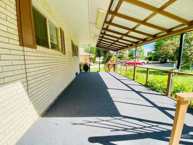 1920 Sabin Dr in Ammon, ID - Building Photo - Building Photo