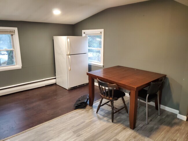 239 Hilltop Dr, Unit 2nd Flr in Brentwood, NY - Foto de edificio - Building Photo