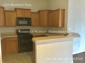 1204 Maverick Trail in McGregor, TX - Building Photo - Building Photo