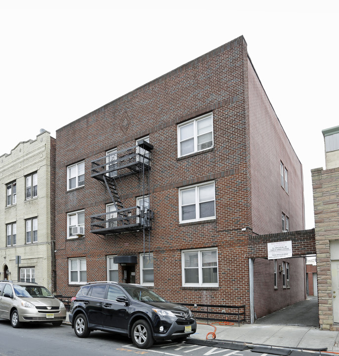 1616 Bergenline Ave in Union City, NJ - Building Photo