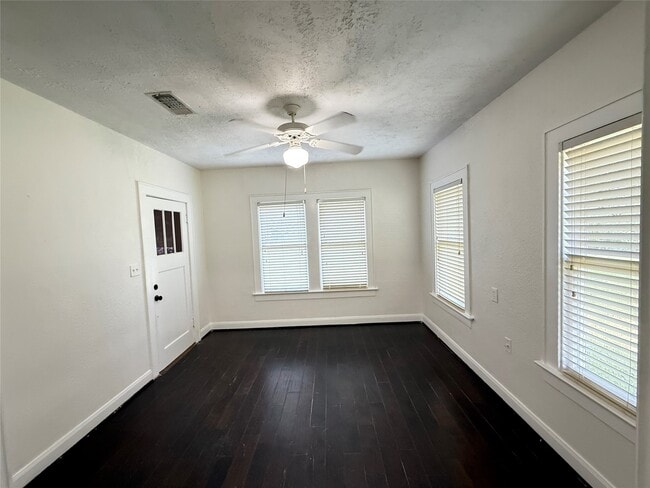 17119 TX-35 in Pearland, TX - Building Photo - Building Photo