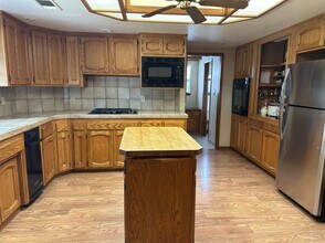 475 E Mercedes Ave in Tulare, CA - Building Photo - Building Photo