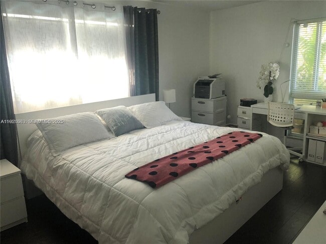 9971 W Bay Harbor Dr in Bay Harbor Islands, FL - Building Photo - Building Photo