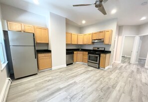 174 Bolton St in Boston, MA - Building Photo