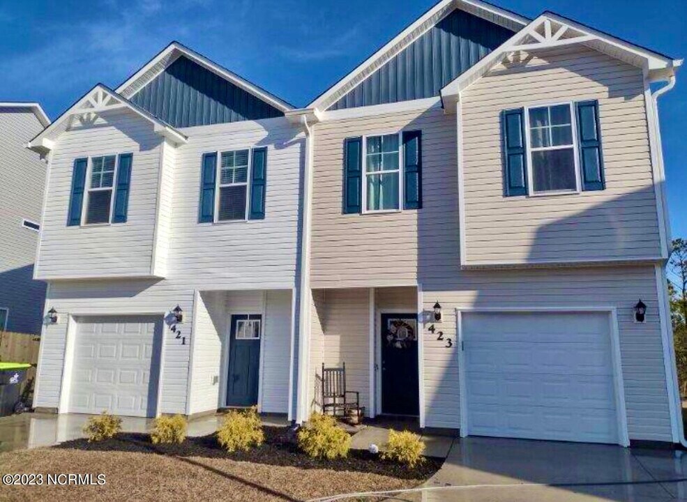 421 Vandemere Ct in Holly Ridge, NC - Building Photo