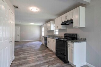 504 Billington St in Clute, TX - Building Photo - Building Photo