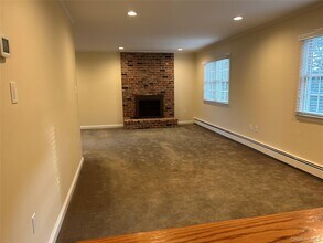 26 Dunes Ln in Port Washington, NY - Building Photo - Building Photo