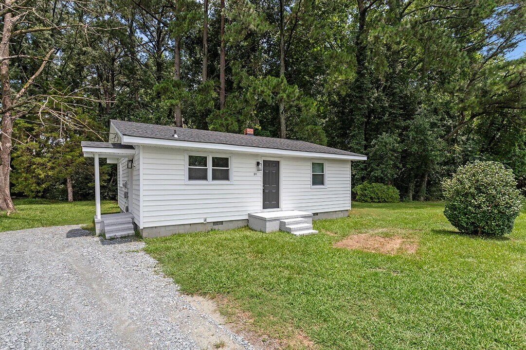 211 E Railroad Ave in Princeton, NC - Building Photo