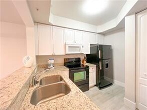 1100 Pine Ridge Rd-Unit -B302 in Naples, FL - Foto de edificio - Building Photo