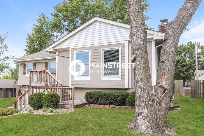 525 NW Manor Dr in Blue Springs, MO - Foto de edificio