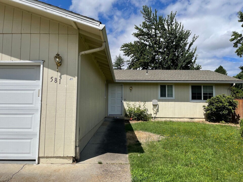 581 N Wexford Cir in Medford, OR - Building Photo