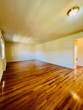 118 Washington Ave, Unit top floor in Rutherford, NJ - Building Photo - Building Photo