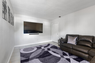 5755 Villas, LLC in Miami, FL - Building Photo - Interior Photo
