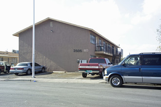 2505 Daley St in North Las Vegas, NV - Foto de edificio - Building Photo