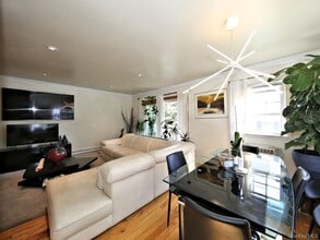 403 Woodland Hills Rd in White Plains, NY - Building Photo - Building Photo