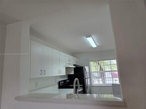 14045 SW 121st Pl in Miami, FL - Foto de edificio - Building Photo
