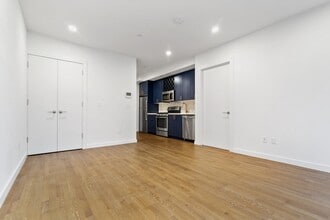 41-32 27th St, Unit 9B in Queens, NY - Foto de edificio - Building Photo