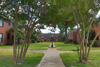 Courtyard @ 1161 Poplar in Memphis, TN - Building Photo - Building Photo