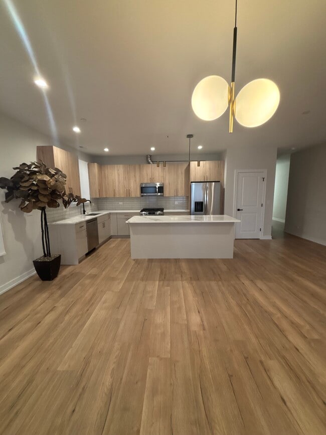 6853 W Belmont Ave, Unit 2 in Chicago, IL - Building Photo - Building Photo