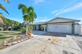 407 61st St NW in Bradenton, FL - Foto de edificio - Building Photo