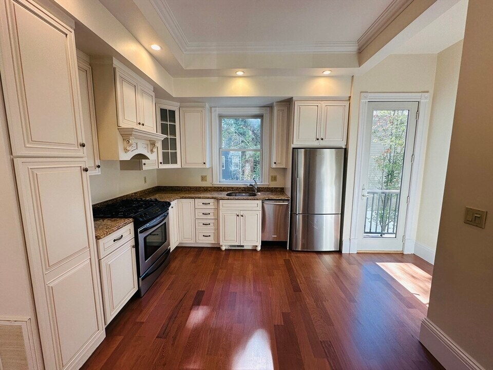 34 Spring St, Unit 34 in Cambridge, MA - Building Photo