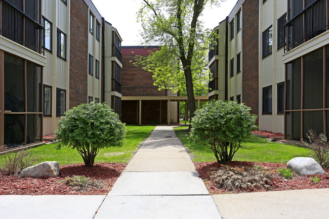 Park West Apartments in St. Louis Park, MN - Building Photo - Building Photo