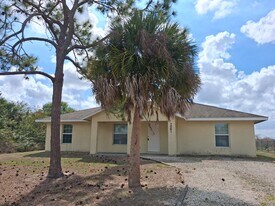 7061 Tide Cir in La Belle, FL - Building Photo