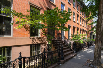 25 Perry St in New York, NY - Building Photo - Building Photo