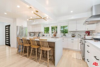 5737 Allott Ave in Los Angeles, CA - Building Photo - Building Photo