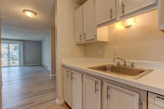 Johnson Creek Village Apartments. in Portland, OR - Foto de edificio - Building Photo