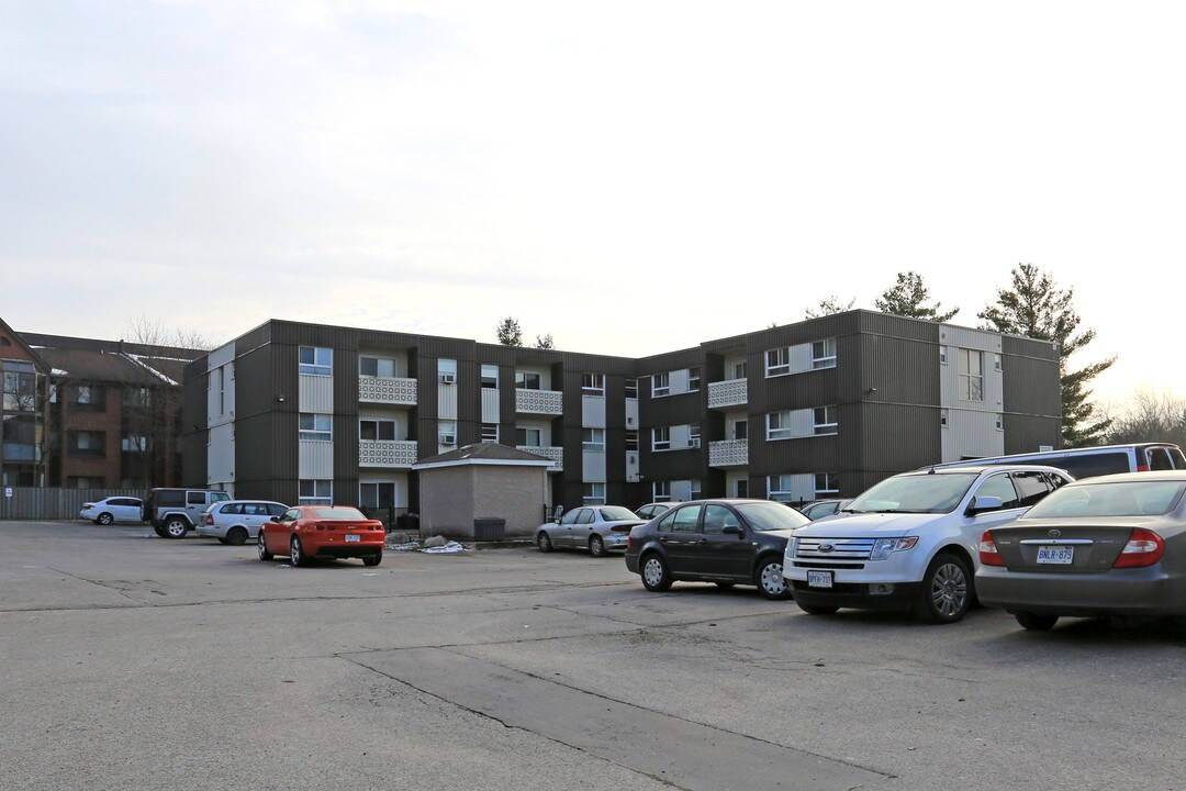 84 Country Hill Dr in Kitchener, ON - Building Photo