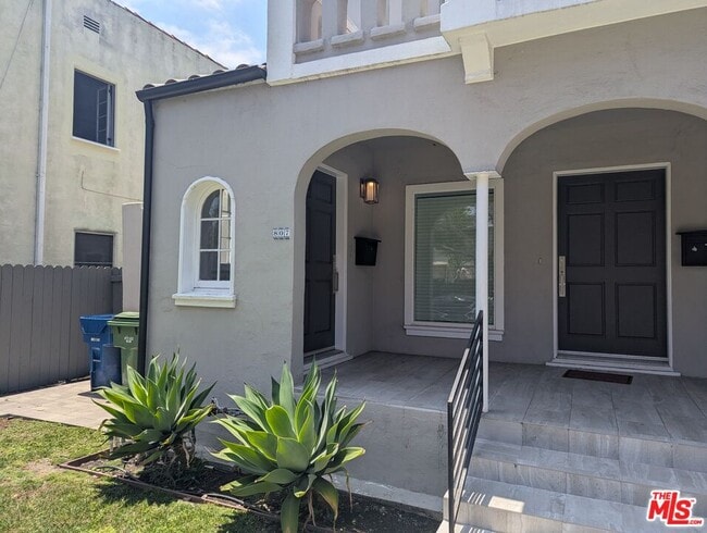 807 Croft Ave in Los Angeles, CA - Building Photo - Building Photo