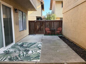 13 Del Prado Cir in Fairfield, CA - Foto de edificio - Building Photo