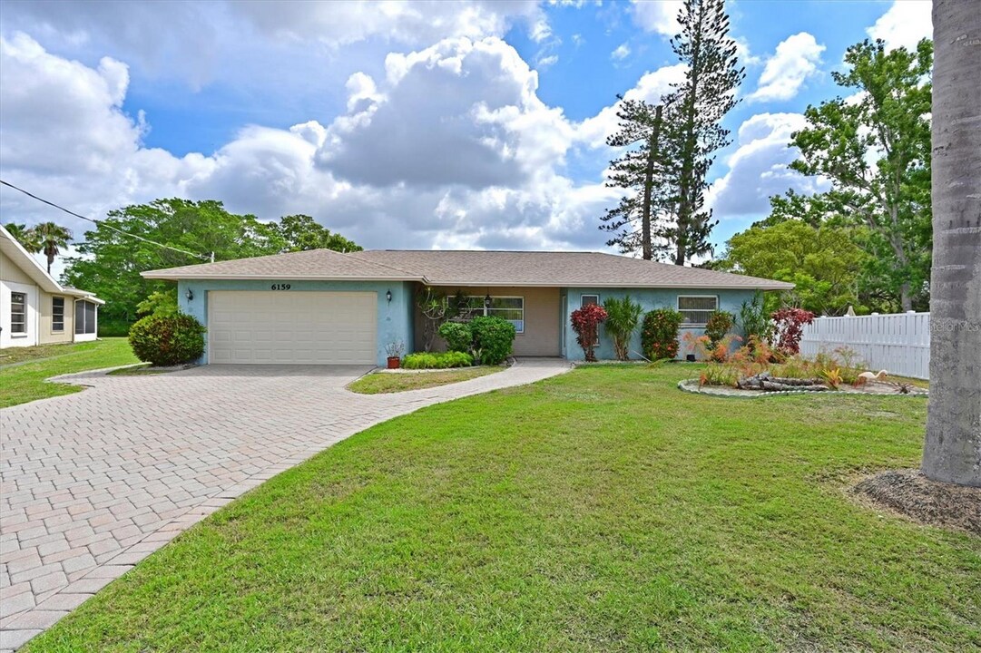6159 Rockefeller Ave in Sarasota, FL - Building Photo