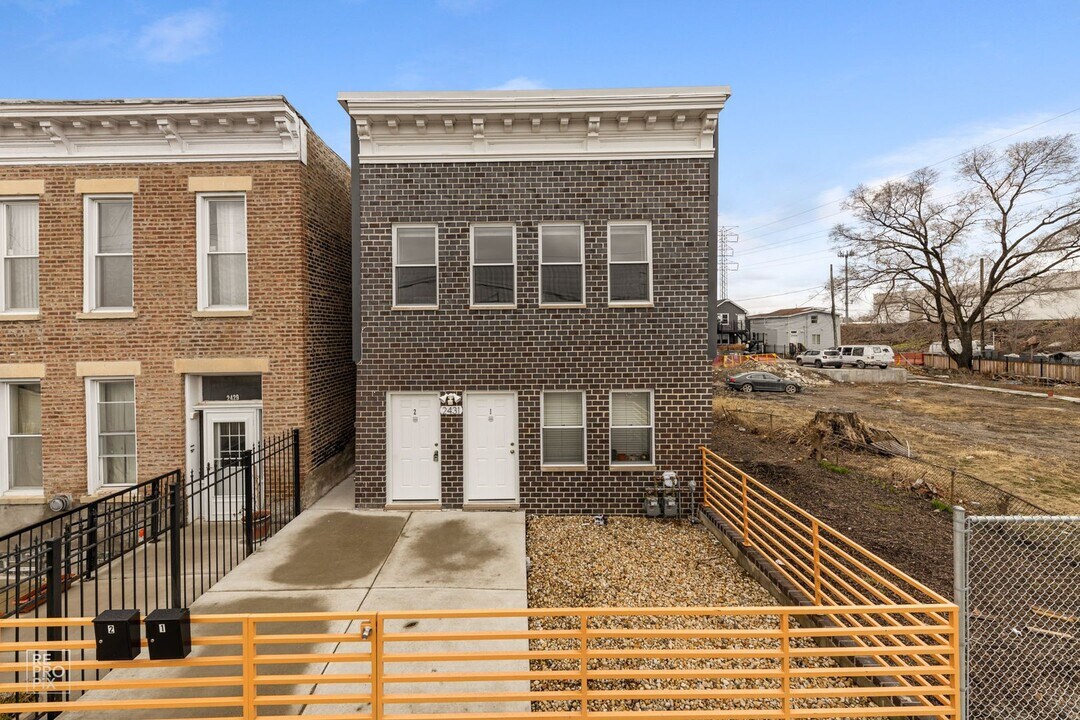 2431 W 24th St in Chicago, IL - Building Photo