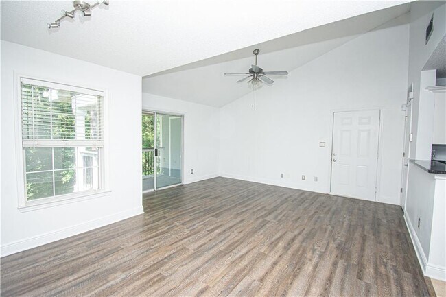 1302 Santa Fe Pkwy in Sandy Springs, GA - Foto de edificio - Building Photo