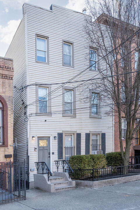 16 Coles St in Jersey City, NJ - Building Photo