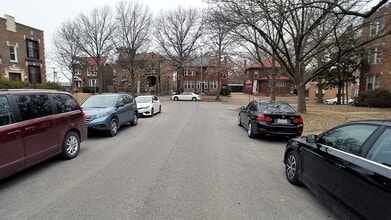 6633 Alamo Avenue, Unit 2W in Clayton, MO - Foto de edificio - Building Photo