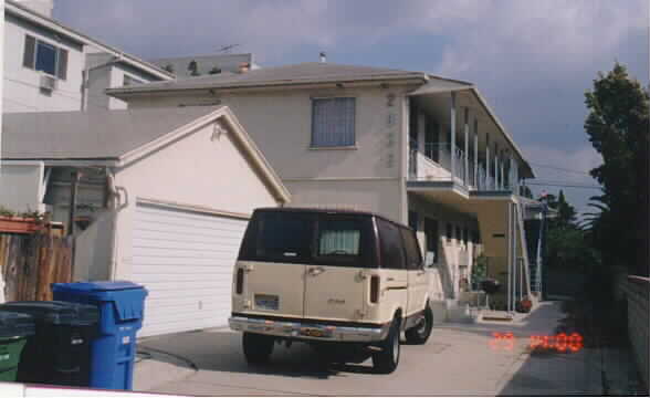 2826-2828 Avenel St in Los Angeles, CA - Building Photo - Building Photo