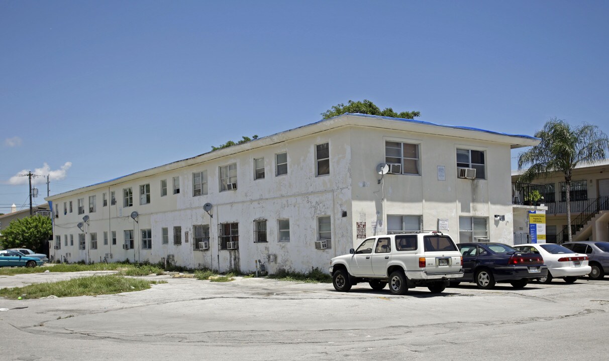 741 NW 56th St in Miami, FL - Foto de edificio