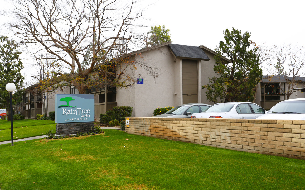 Raintree Gardens Apartments in Bakersfield, CA - Building Photo