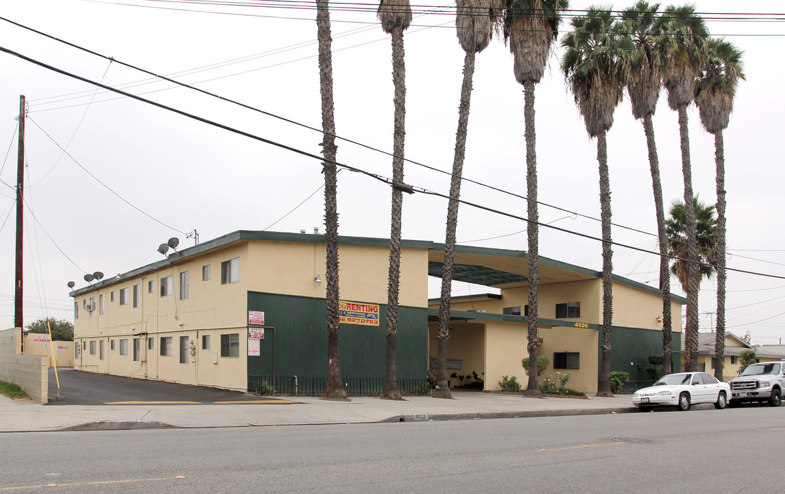 4526 Santa Ana St in Bell Gardens, CA - Foto de edificio