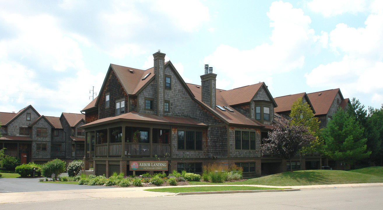 Arbor Landing in De Pere, WI - Building Photo