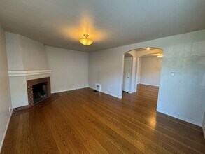 2220 Santa Clara Ave, Unit C in Alameda, CA - Foto de edificio - Building Photo